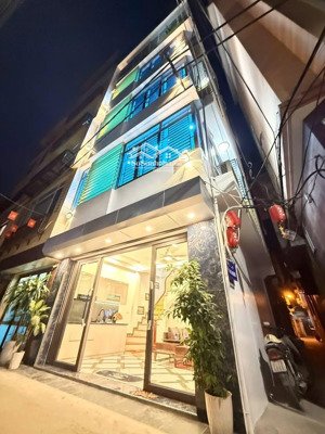 5 tầng - lô góc - cách mặt phố 20m.