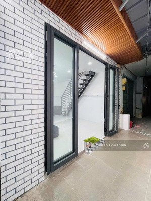 nhỉnh 2 tỷ có hộ khẩu sài gòn
cg. nhà nhỏ xinh 20m2, 2 tầng, 2pn, ngay sau lưng vincom lê văn việt