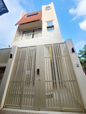 bình tân - siêu phẩm mới - 3tầng - 5pn - 5wc - hẻm xe hơi thông - tặng full nội thất - sổ riêng .