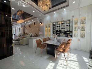 nhà thang máy full nội thất nhập khẩu phú mỹ q 7