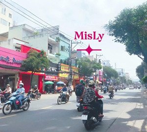 mặt tiền 3 tầng ngay vòng xoay