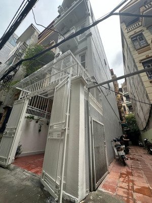 dịch vọng hậu! lô góc, ngõ thông, gần ô tô, giá tốt. dân xây cực kỳ tâm huyết.