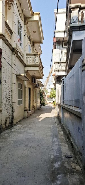 bán lô đất ngõ 101 khúc hạo .khúc thừa dụ + diện tích 70m ngang 4m5 .ngõ 2m4 vị trí đẹp.