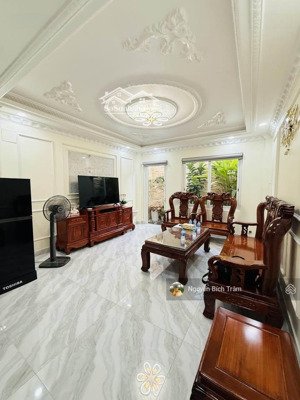 gần mt thống nhất_dt4.2x15; ngay ubnd phường 16 cũ - hẻm thông - 2 mặt thoáng. nhỉnh 6 tỷ