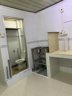 cho thuê phòng trọ có gác, tường đã ốp gạch.