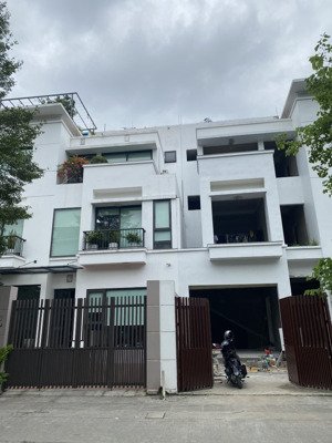 cho thuê bt nguyễn văn lộc - hà đông, 250m2 đất, xd:120m2 x 4 tầng, mt: 10m. chia phòng, đủ đh, nl.