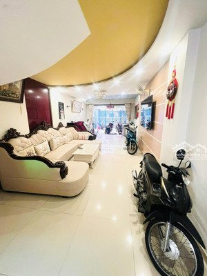 nhà đẹp 4 tầng , dt lớn (4.2x27m) , ô tô 7 chỗ đậu trong nhà