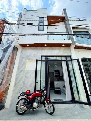 Nhà lầu xây mới 3 phòng ngủ Full nội thất - Hẻm 54 Hùng Vương - Gần siêu thị Vincom