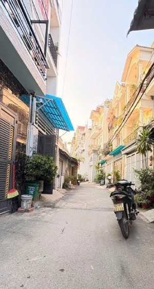 bán nhà 4 tầng - 42m2 - 5.6 tỷ - hẻm xe hơi huỳnh thị hai, q12