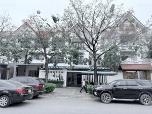 cho thuê biệt thự phạm văn đồng, 250m2, 4 tầng, mt 12m, đường rộng 40m