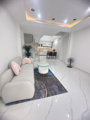 63m2 - 4 tầng btct - 1 trệt- 3 lầu - mà chỉ 7,9 tỷ có thương lượng .