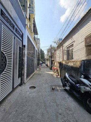 nhà 2 tầng gần chợ dĩ an 1. p. dĩ an. dt: 55m2 (4x 14m). odt: 100%. gồm: 2 pn- 2wc. giá: 3.69 tỷ tl