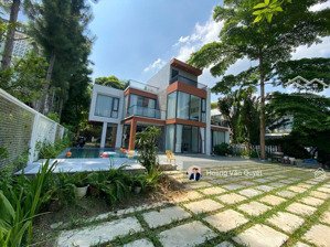 bán biệt thự flamingo đại lải resort 305m2 mặt hồ 6 ngủ, nội thất mới. ví trị trung tâm sổ lâu dài.
