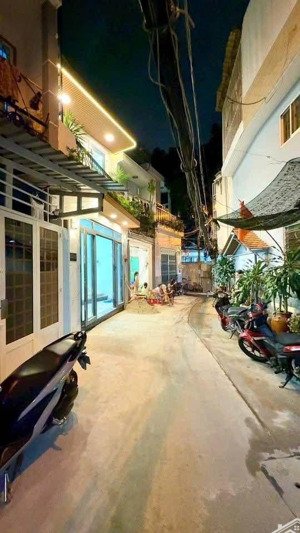 bán nhà phố mới tại tân thuận, quận 7, gần chợ bùi văn ba, khu vip nam long và ubnd