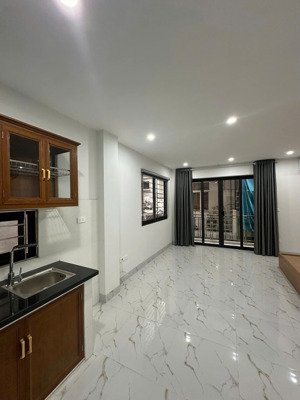 cho hộ gia đình thuê phòng rộng 35m2 có ban công, thang máy đầy đủ đồ ngõ 158 yên hòa giá 5tr6