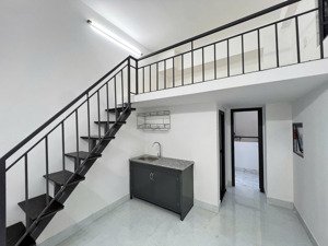 phòng đẹp giá rẻ có ban công riêng ngay trục đường lã xuân oai - lê văn việt, gần ngay đh ufm