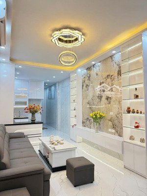 bán nhà ngõ 34 hoàng cầu - đống đa 45m- 5 tầng- mt 3,4m- 12,6 tỷ. thang máy,gần phố, gần oto.