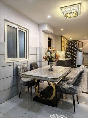 chỉ 5 tỷ nhỉnh có ngay siêu phẩm full nội thất đón tết. sát hxh nguyễn tri phương. 3 tầng.