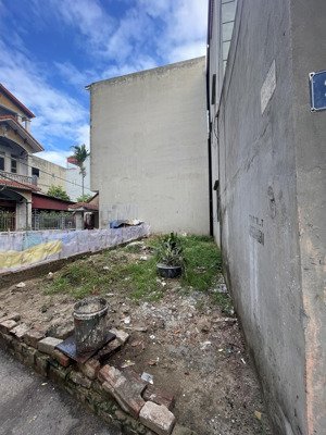 trong đê yên nghĩa, lô góc 2 thoáng, mt lớn dễ thiết kế, cạnh chợ dân sinh, cho khách xây ccmn