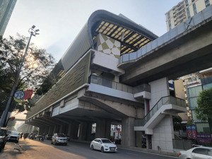 nhà tô hiệu xây 5 tầng có thang máy, thiết kế hiện đại.