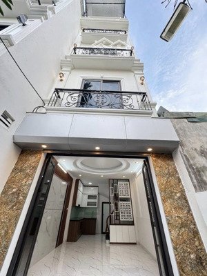 bán nhà lạc long quân, ô tô để trong nhà, lô góc, trước nhà thoáng sáng, gần hồ tây, 37m2, 10.1 tỷ.