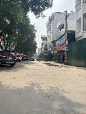 bán đất vàng x2 đông trù. khu vực kinh doanh sầm uất. giá giảm sâu 400 tr chỉ còn 18 tỷ 800 tr