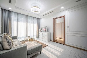 cần cho thuê gấp căn hộ kingdom 101. dt: 73m2, 2pn, 2wc. giá 20tr/th. lh: 