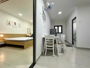 cho thuê 1pn tách bếp 50m2, đường cmt8 gần chợ hòa hưng,tòa nhà viettel,full nt,cam kết như hình