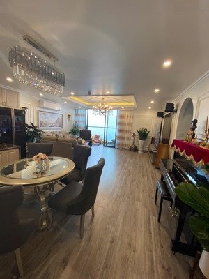 gia đình bán căn 3 ngủ, 128m2 tại chelsea park, tòa bắc, nội thất cơ bản, ban công đông nam, sổ đỏ