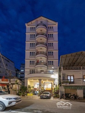 bán khách sạn 3 sao -8 tầng-60pn - trung tâm cách hồ xuân hương 50m - cách chợ 100m giá : 180 tỷ