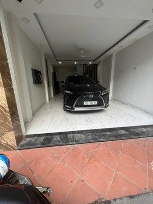 cho thuê nhà view hồ hoàng cầu: dt 80m² * 5 tầng, mt 5m, vị trí đẹp, kd sạch sẽ, vp, spa. giá 30tr