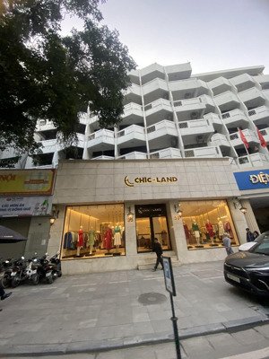 cho thuê kiot chân đế phố hoàng đạo thuý: dt 240m thông sàn, mặt tiền 10m, kinh doanh mọi mô hình.