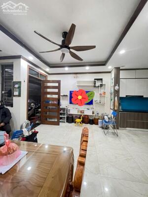 Bán nhà Trần Quang Diệu 40m giá 11.5 tỷ ngõ nông gần phố nhà đẹp ở ngay trường học chợ cạnh nhà .