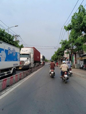 nhà xưởng: ngang 10 x 30m, có gác lửng kiên cố, tdtsd hơn 400m2