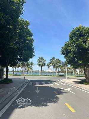 biệt thự song lập 135 m2, xd 67 m2, hoàn thiện full nội thất, thang máy, view hồ 24,5ha, giá 27,5 t