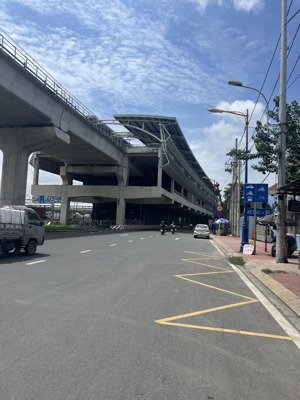bán đất tặng nhà c4 trước tết .ngang 4.5 m dài 15m nở hậu .cách metro rạch chiếc 100m.shr