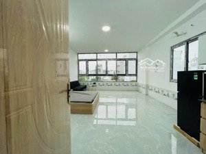 phòng full tiện nghi nhiều ánh sáng trần não