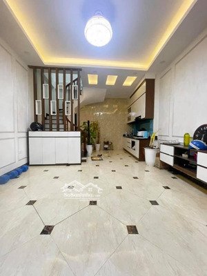 chỉ 6 tỷ 2 nhà văn miếu quốc từ giám: 33m2*4t, 3 ngủ, nhà đẹp ở luôn, xây chắc chắn, gần hồ