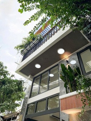 nhà đẹp cần bán gấp cho chủ giá 3 tỷ đồng tròn tại quận 4. dt 65m2, shr, hđt cao 19 triệu/1 tháng.