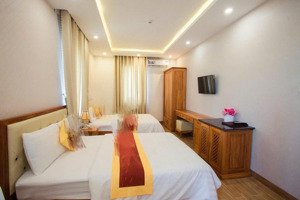 một chiếc khách sạn cách biển quy nhơn 500m - trục đường lớn trung tâm