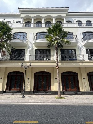 bán căn liền kề 64m2 sẵn sổ hướng đông nam giá 8,9 tỷ tại vin 2 lh: 