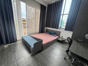 cho thuê căn hộ 1 phòng ngủ ban công lớn tại trung tâm quận 1