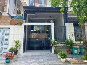 cho thuê tầng trệt 5x23m, đã bố trí bàn ghế văn phòng, giá tốt - vạn phúc city