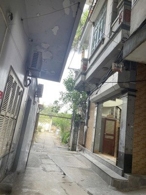 em cho thuê gấp nhà ngõ 1295 giải phóng 40m2x 4 tầng, 4 ngủ lớn- ngõ thoáng ô tô vào tận cửa