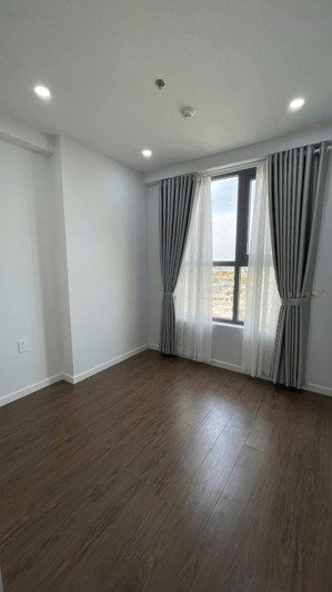 mình pass lại căn master trong căn 2 pn full nội thất. ở bcons bee, dọn vào là ở. view siêu đẹp