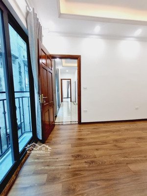 bán nhà hoàng mai 40m thang máy , kinh doanh ,ô tô đỗ cổng - 5 tầng thang máy - pccc đầy đủ .
40m x