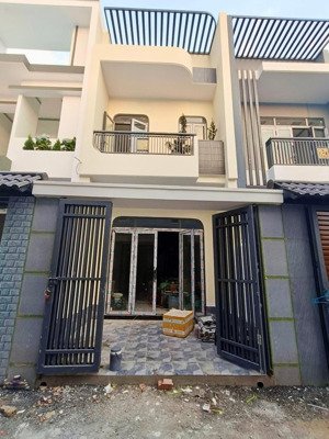 chủ gởi bán nhà 1 trệt 1 lầu mới xây ngay chợ hoá an,4,1mx16=67m2,3pn,sân ô tô, đường 5m,sổ riêng