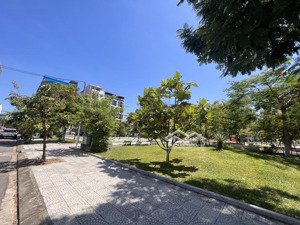 lô đất biển mỹ khê đường 7m5 cách biển 2phút đi bộ dt lớn 115m2 khu vực nhiều toà căn hộ vip