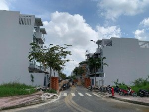 bán gấp mt ngay kdc mỹ hòa 4, ngay chợ đầu mối hóc môn - 5 x 24 - ct 5 tầng giá 5.2 tỷ