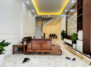 cho thuê nhà hào nam ,dt70m2x4t, đồ cơ bản , ô tô đỗ cửa, giá 18tr/th